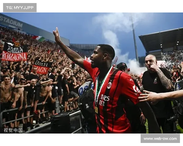 球迷投掷烟雾弹事件频发,意甲俱乐部加强安保措施 球迷投掷烟雾弹事件频发,意甲俱乐部加强安保措施